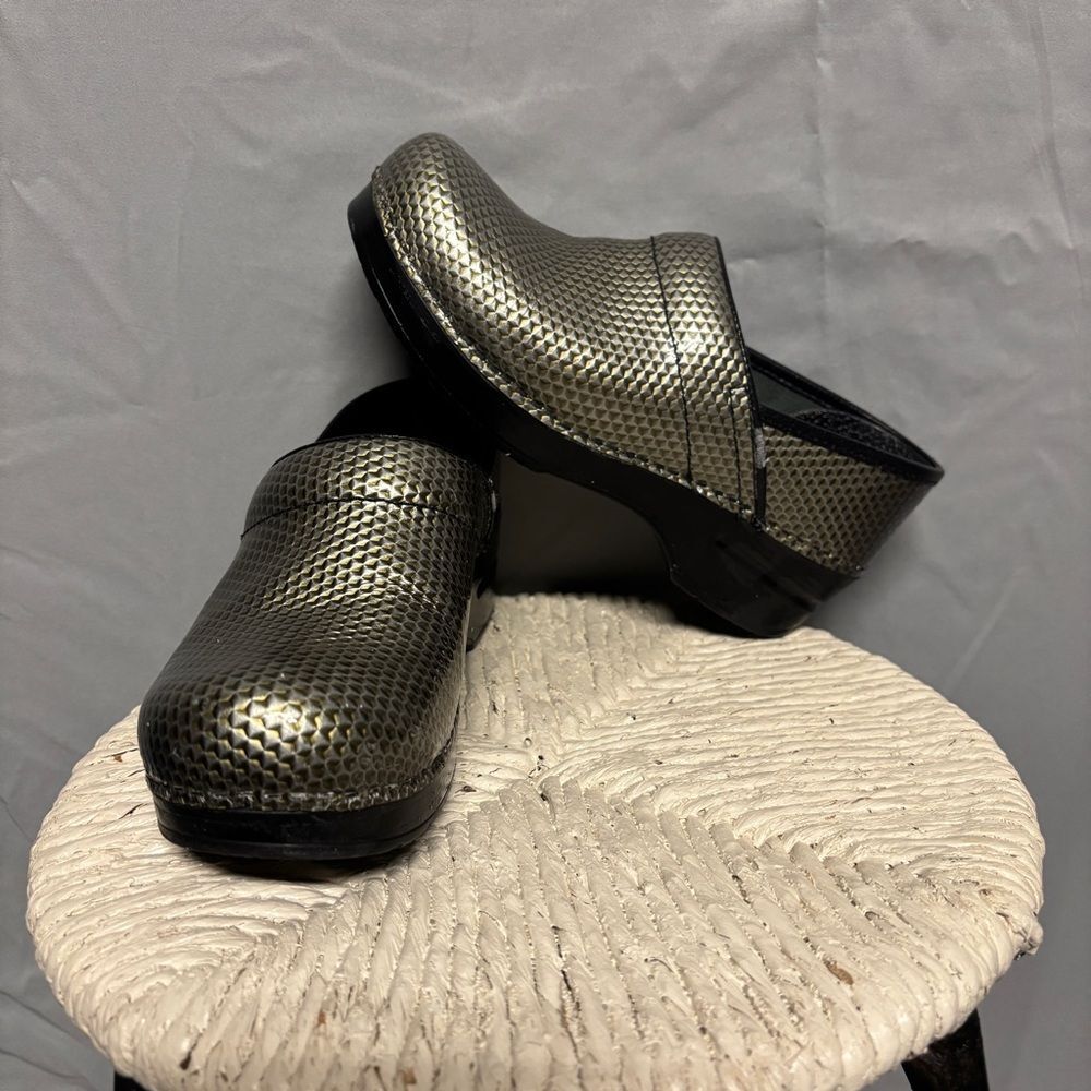 Dansko Metallic Green Textured Mules – EU 37
